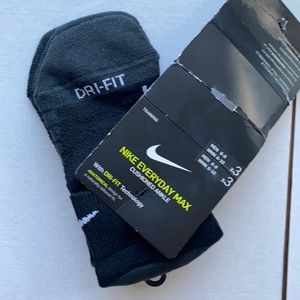 2 pairs of new socks